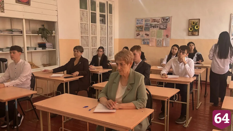 Саратовский депутат вместе со школьниками написала агродиктант